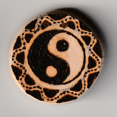 Yin und Yang auf Holzscheibe gebrannt