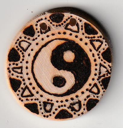 Yin & Yang auf Holzscheibe gebrannt