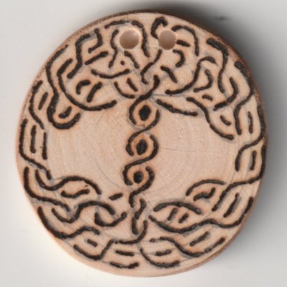 Sonnenbebrannte Holzscheibe mit Baummotiv aus keltischen Knoten