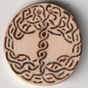 Sonnenbebrannte Holzscheibe mit Baummotiv aus keltischen Knoten