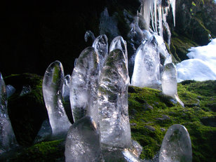 Eisstalagmiten in einer Höhle