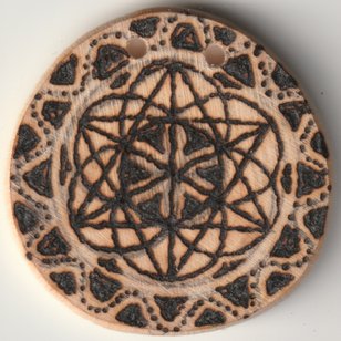 Mit der Sonne und Lupe bebrannte Holzscheibe mit Hexagon