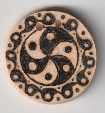 Sonnenbebrannte Holzscheibe mit 6er Yin & Yang Variation 