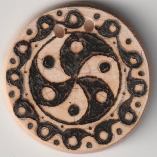 Sonnenbebrannte Holzscheibe mit 6er Yin & Yang Variation 