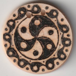 Sonnenbebrannte Holzscheibe mit 6er Yin & Yang Variation 