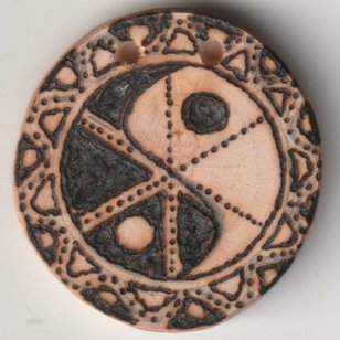 Sonnenbebrannte Holzscheibe mit Yin & Yang Symbol