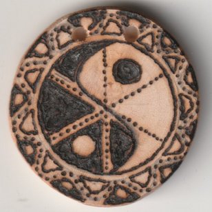 Sonnenbebrannte Holzscheibe mit Yin & Yang Symbol