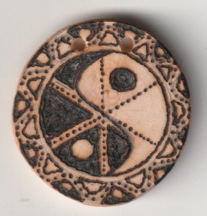 Sonnenbebrannte Holzscheibe mit Yin & Yang Symbol