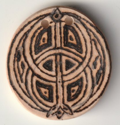 Sonnenbebrannte Holzscheibe mit Chalice Well Symbol