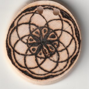 Sonnenbebrannte Amulettscheibe mit 8er Lebensblume Motiv
