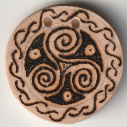Sonnenbebrannte Holzscheibe mit Triskele und keltischen Knoten Ornament
