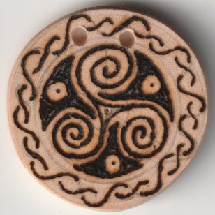 Sonnenbebrannte Holzscheibe mit Triskele und keltischen Knoten Ornament