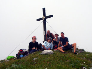 Wandergruppe am Gipfelkreuz