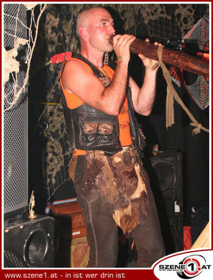 Mann in Lederkluft spielt Didgeridoo