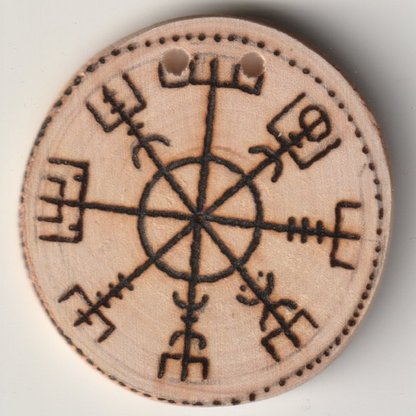 Sonnenbebrannte Holzscheibe mit Vegvisir Motiv