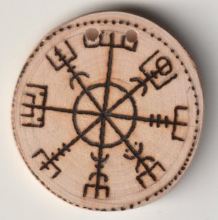 Sonnenbebrannte Holzscheibe mit Vegvisir Motiv