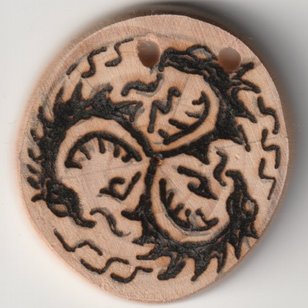 Sonnenbebrannte Holzscheibe mit Drachen Triskel