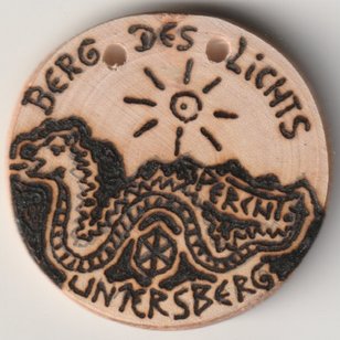Sonnenbebrannte Holzscheibe mit Drachen im Untersberg