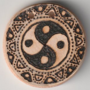 Sonnenbebrannte Holzscheibe mit 4er Yin & Yang Version