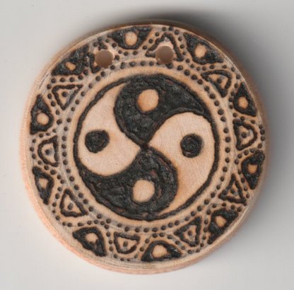 Sonnenbebrannte Holzscheibe mit 4er Yin & Yang Version