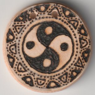 Sonnenbebrannte Holzscheibe mit 4er Yin & Yang Version