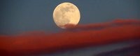 Vollmond mit rotem Wolkenstreifen