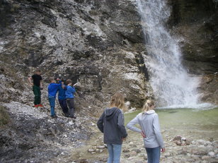 Kinder an einem großen Wasserfall 