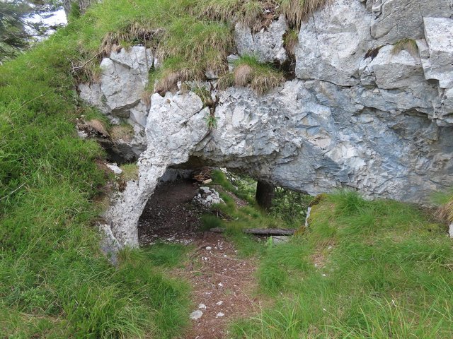 Höhleneingang zu einer Höhle mit Feuerstelle 