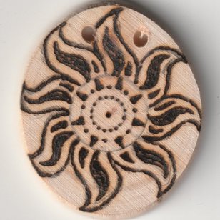 Sonnenbebrannte Holzscheibe mit Flammenblumen Motiv