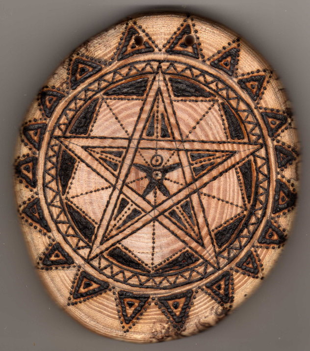 Pentagramm mit Piktogramm auf Holzscheibe gebrannt 