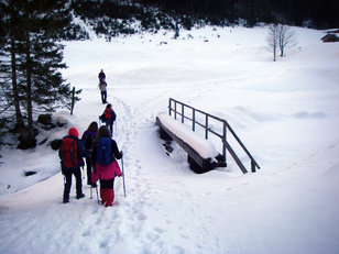 Wandergruppe im Winter an Steg