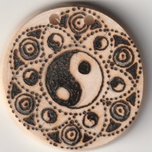 Sonnenbebrannte Holzscheibe mit Yin & Yang in Lebensblume