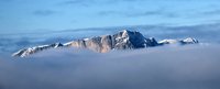 Felsiges Gebirge ragt über das Wolkenmeer hinaus