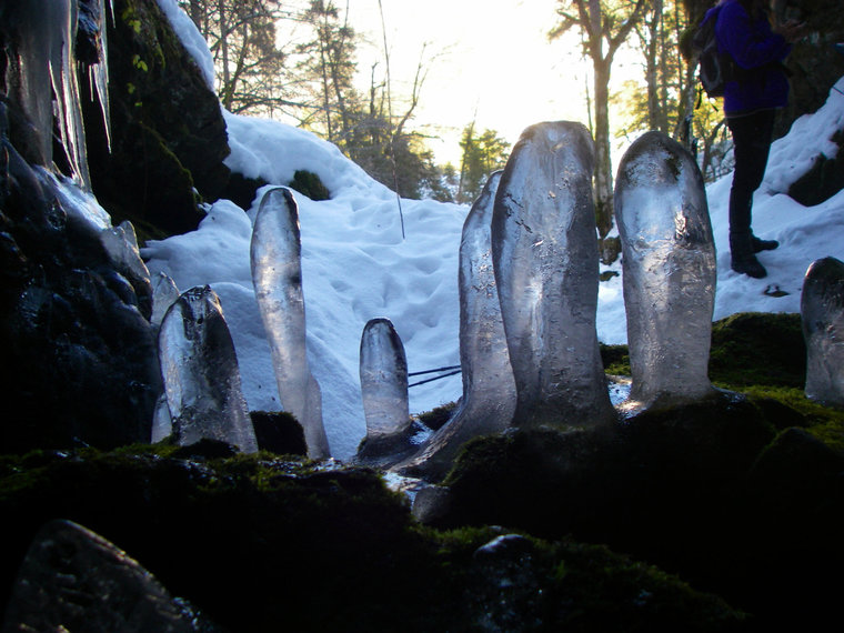 Bizarre Eis Stalagmiten in einem Höhleneingang im Winter