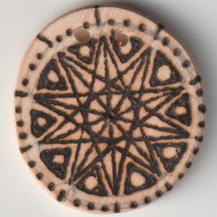 Sonnengebranntes Amulett auf Holzscheibe mit Zehnsternsymbol