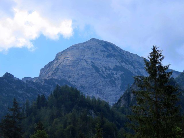 Markanter kegelförmiger Berg überragt Bergwald