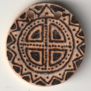 Sonnenbebrannte Amulettscheibe mit Mutter Erde Kreuz Symbol