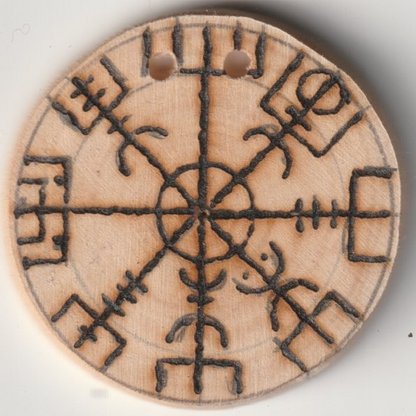 Sonnenbebrannte Holzscheibe mit Vegvisir Motiv