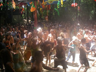 Viele tanzende Menschen auf einer Goaparty