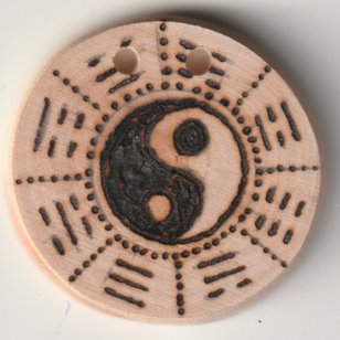 Sonnenbebrannte Holzscheibe mit I Ging Tao Motiv