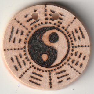 Sonnenbebrannte Holzscheibe mit I Ging Tao Motiv