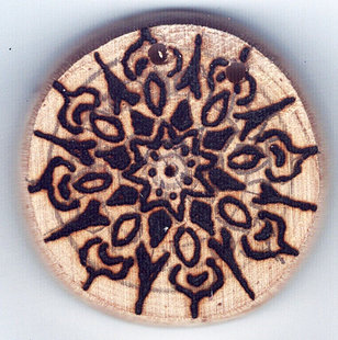 Sonnenbebrannte Holzscheibe mit 8 Sternblumen Muster