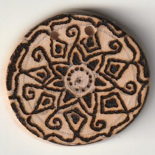 Sonnenbebrannte Holzscheibe mit Spiralstern Motiv