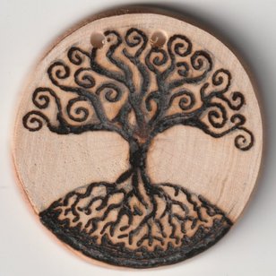 Sonnenbebrannte Holzscheibe mit Baum des Lebens Motiv