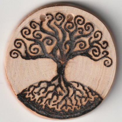 Sonnenbebrannte Holzscheibe mit Baum des Lebens Motiv