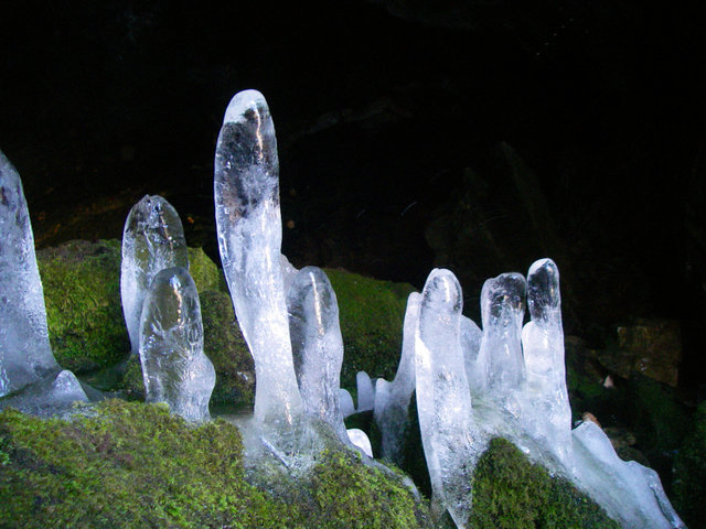 Eisstalagmiten in Quellhöhle