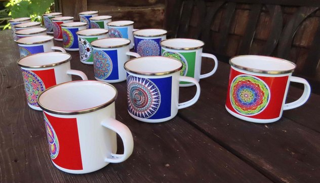 Diverse Emaille Blechtassen mit Mandala Motiven