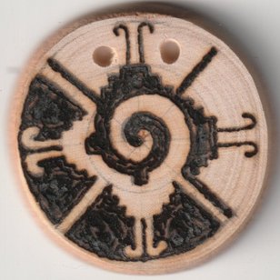 Sonnenbebrannte Holzscheibe mit mayanischen Hunab Ku Symbol