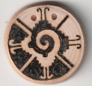Sonnenbebrannte Holzscheibe mit mayanischen Hunab Ku Symbol