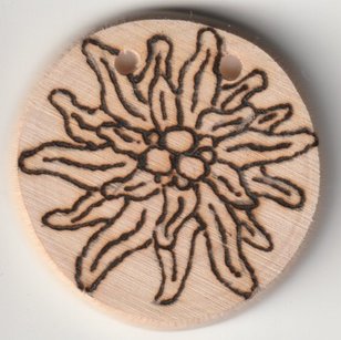 Sonnenbebrannte Holzscheibe mit Edelweiß Motiv